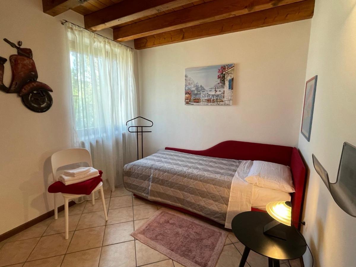 Casa Loredana - Graziosa Casa Vacanze Sul Lago Di Garda Apartment Cavalcaselle Bagian luar foto
